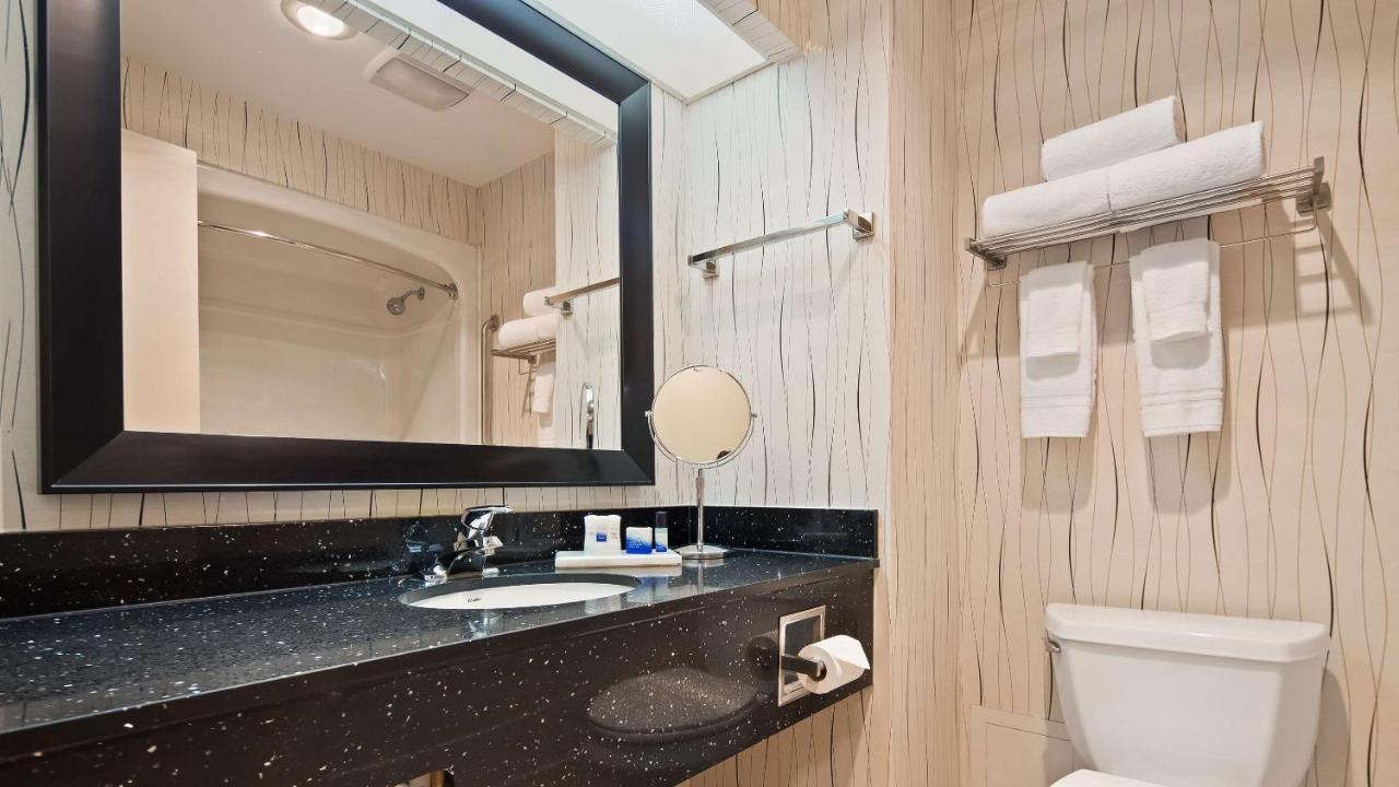 Best Western Plus Travel Hotel Toronto Airport Екстериор снимка