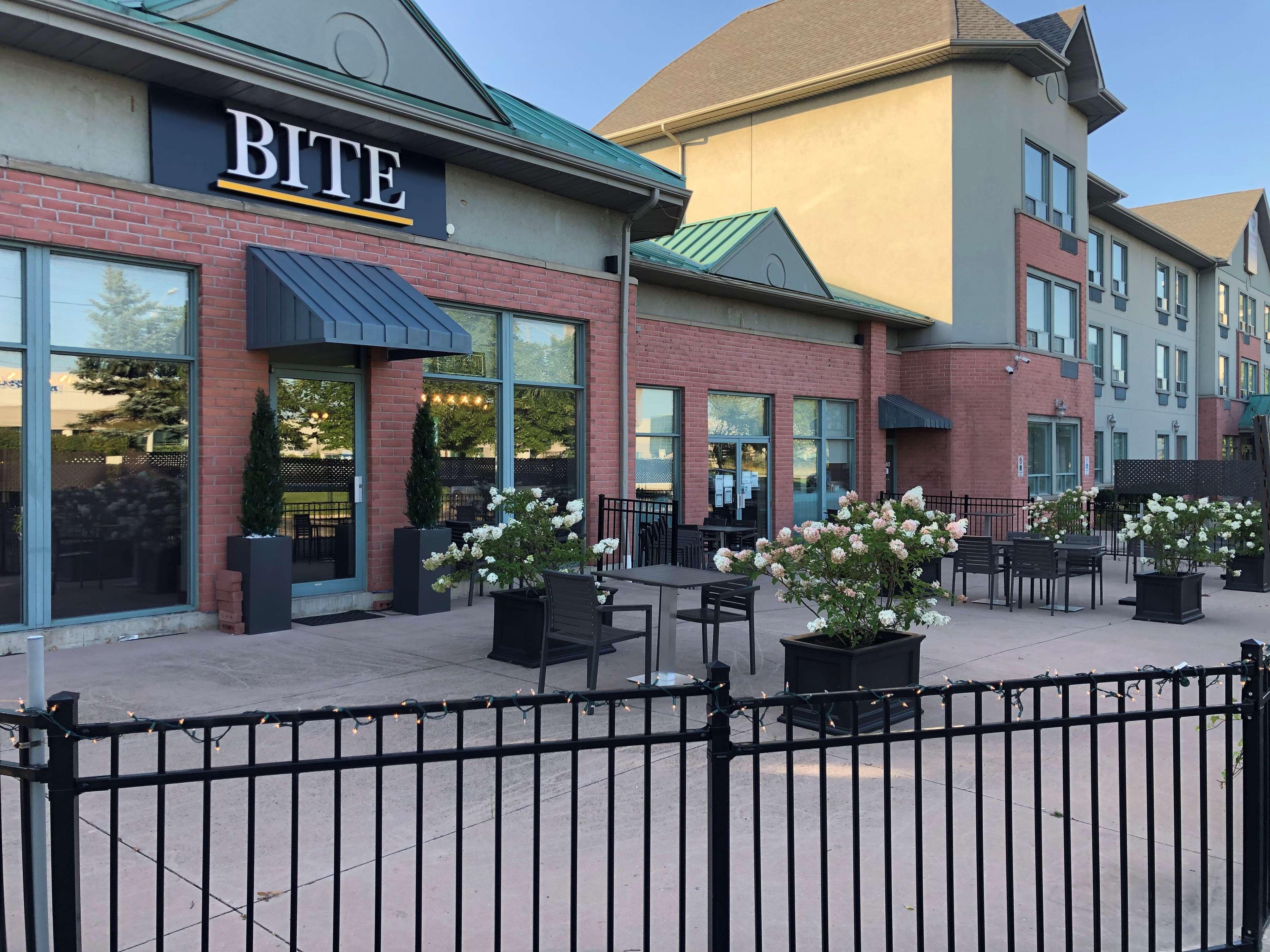 Best Western Plus Travel Hotel Toronto Airport Екстериор снимка
