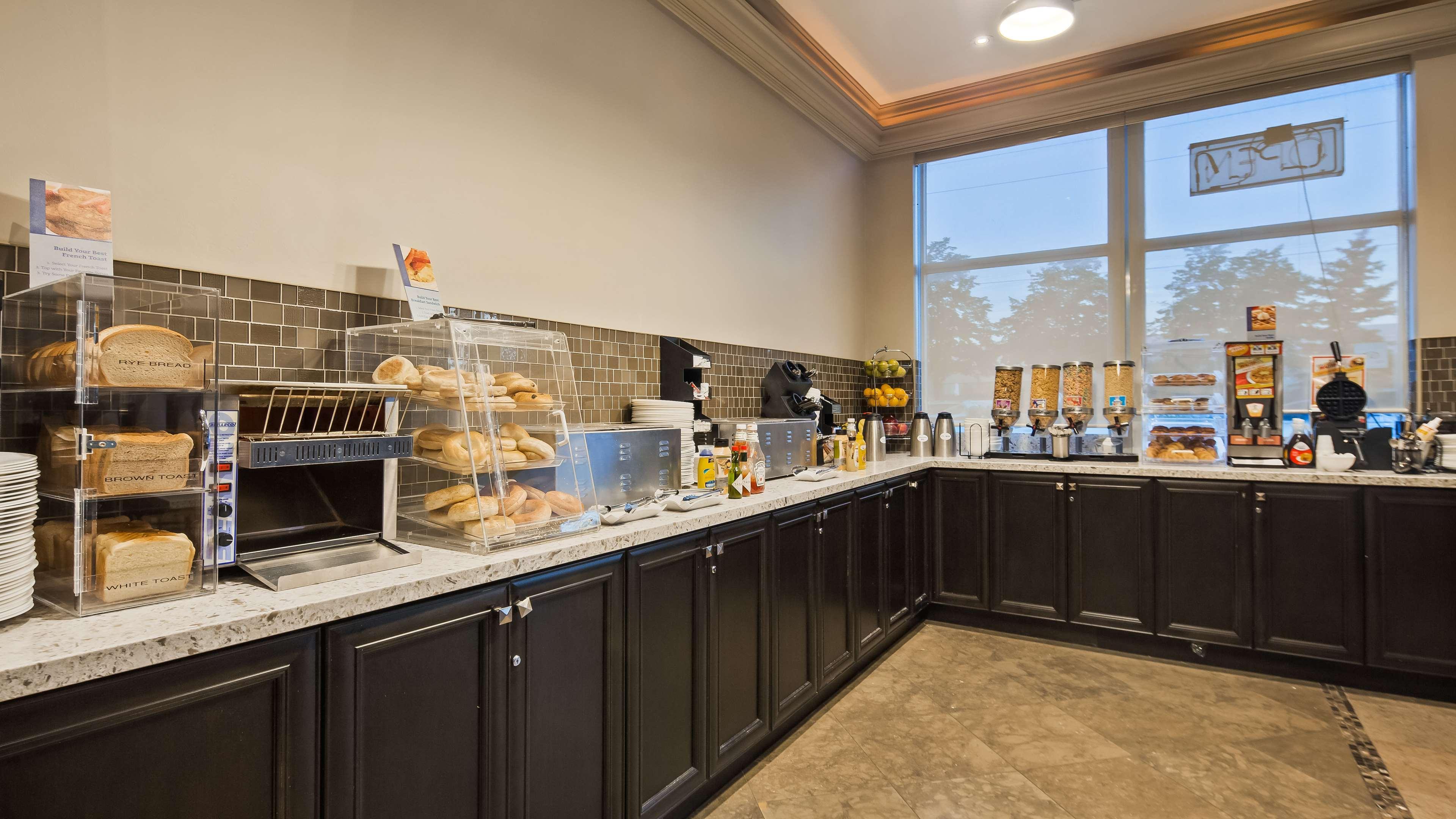 Best Western Plus Travel Hotel Toronto Airport Екстериор снимка